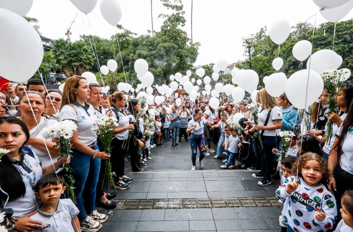 Los asistentes, vestidos de blanco, lanzaron decenas de globos mientras clamaron que se esclarezcan completamente los hechos y que las autoridades hagan cuanto sea necesario para garantizar que nunca se repetirá . FOTO: Jaime Pérez