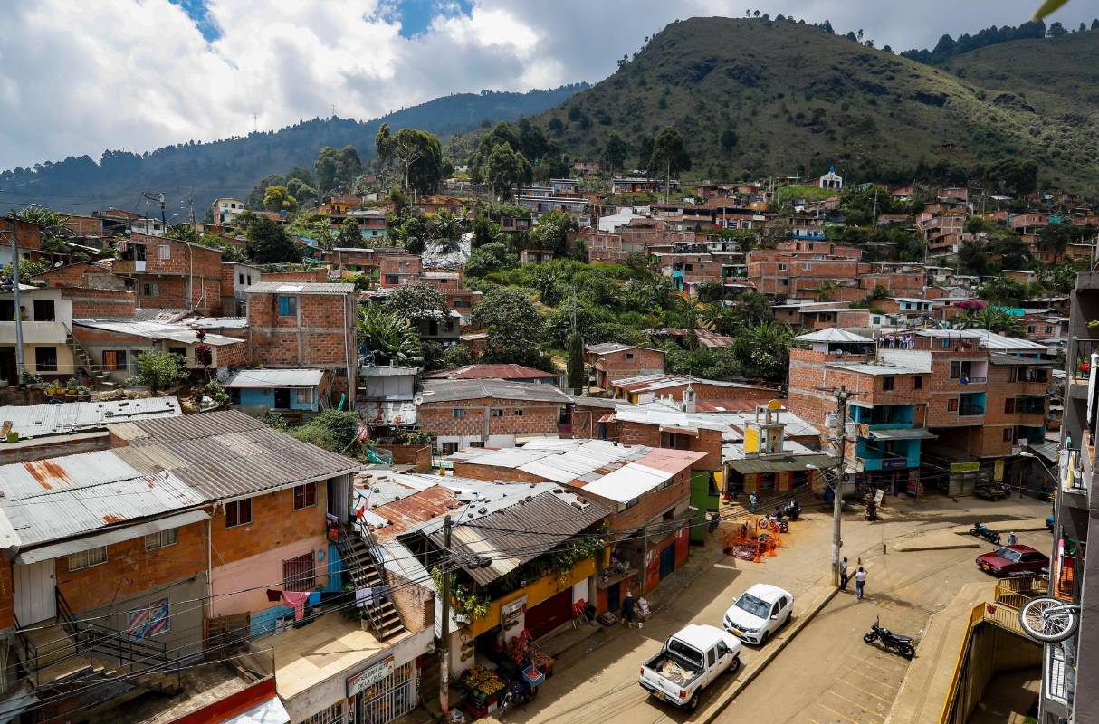 El barrio altos de la cruz se inicio con familias desplazadas , ahora es un barrio de mucho progreso y de gente pujante, afirma el padre Rubén Darío Tamayo que lleva 15 años en la comunidad.
