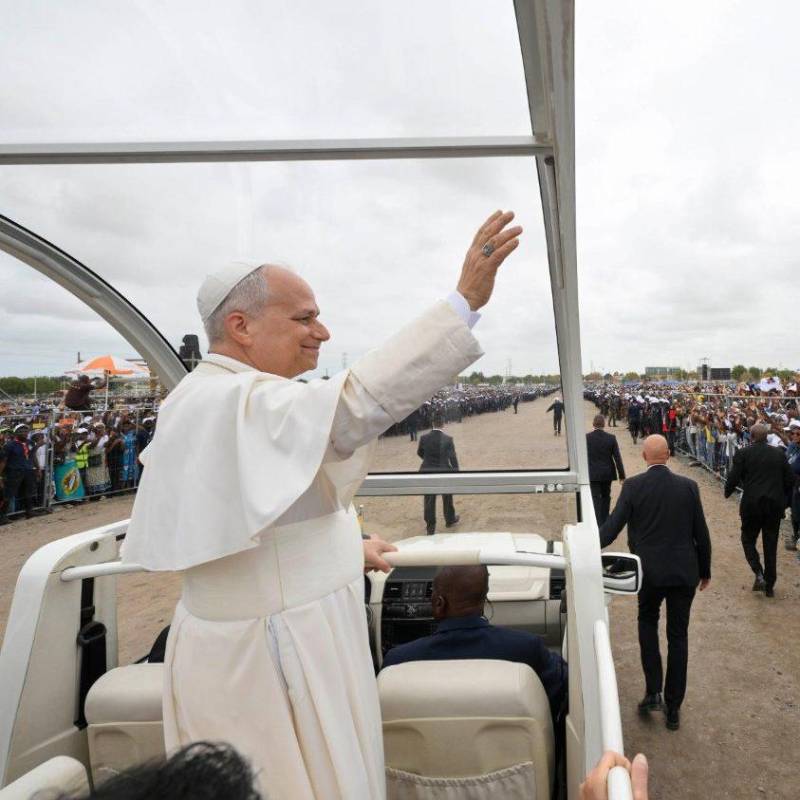 El saludo del Papa a los fieles angoleños a su llegada a la explanada de Kilamba para la santa misa. FOTO: Vatican Media.