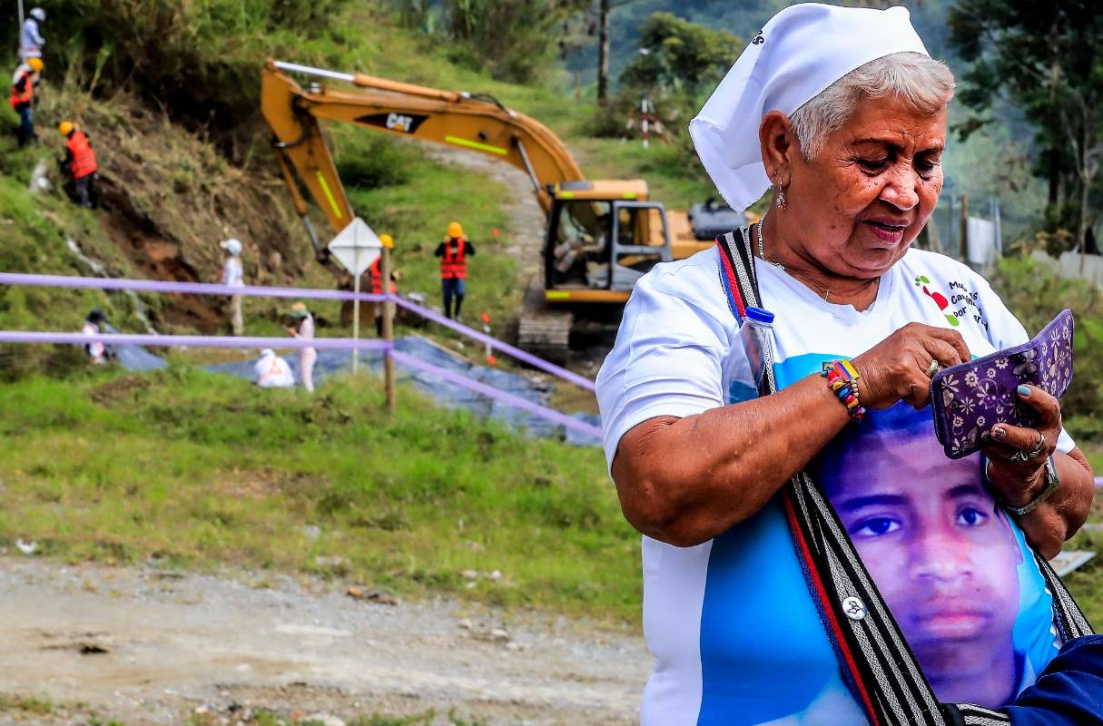 Comienzan los trabajos de excavación en búsqueda de cuerpos de víctimas de desaparición forzada en la escombrera, comuna 13 de Medellín. Foto: Jaime Pérez 