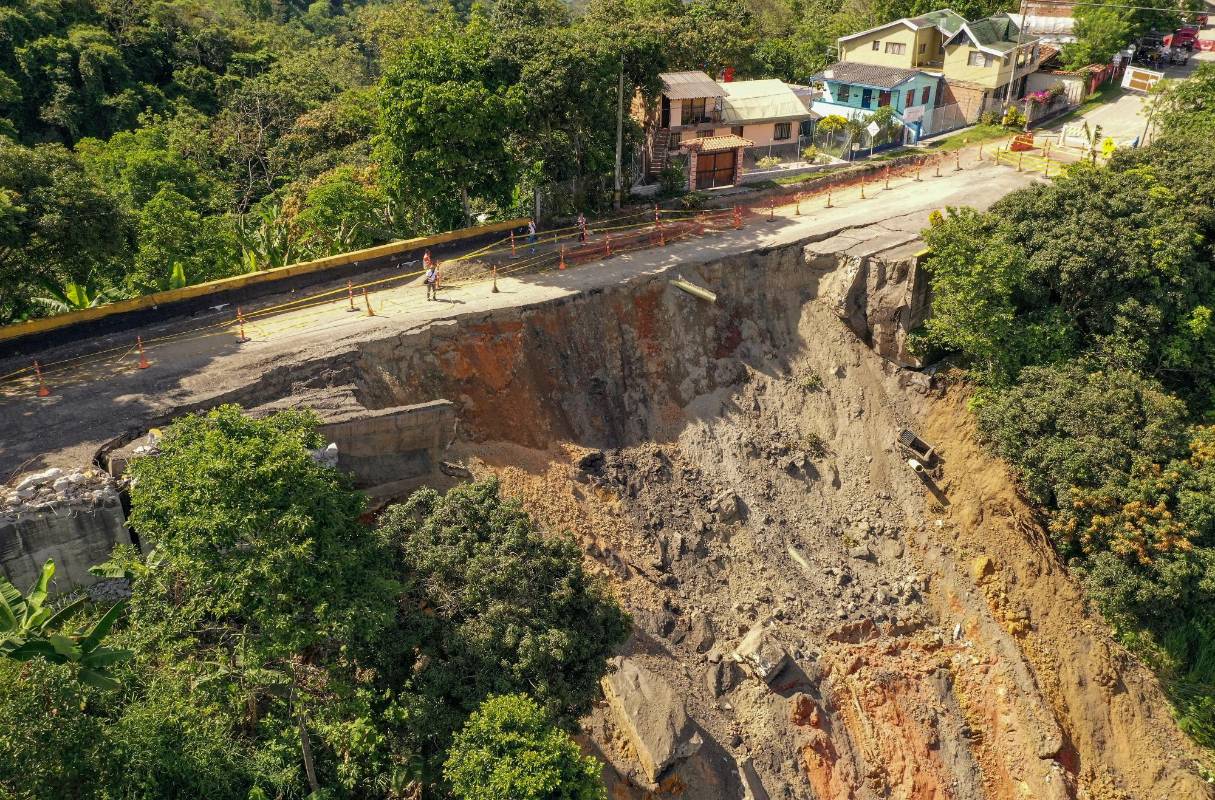  Los habitantes del Suroeste de Antioquía. Vía Santa Barbara, Sector quebrada el Guamito, siguen afectados por la perdida de la banca que los tiene incomunicados. Foto Manuel Saldarriaga 
