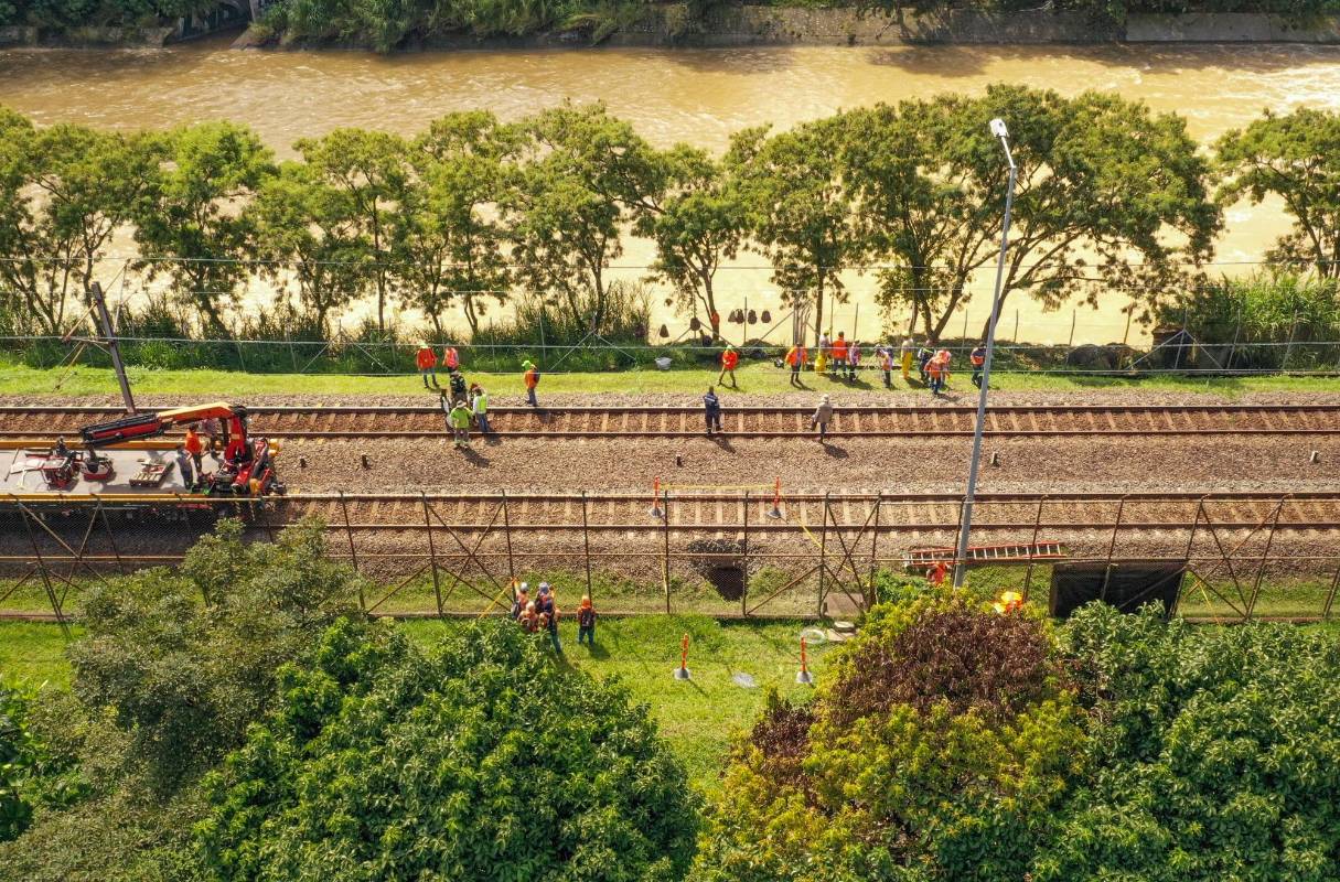 Elejalde dijo que continúa el monitoreo y vigilancia permanente de la margen del río Medellín, además, dijo que se evaluará durante las próximas horas la posibilidad de conectar Acevedo - Caribe o Tricentenario - Caribe para darle continuidad al sistema. Foto: MANUEL SALDARRIAGA QUINTERO.