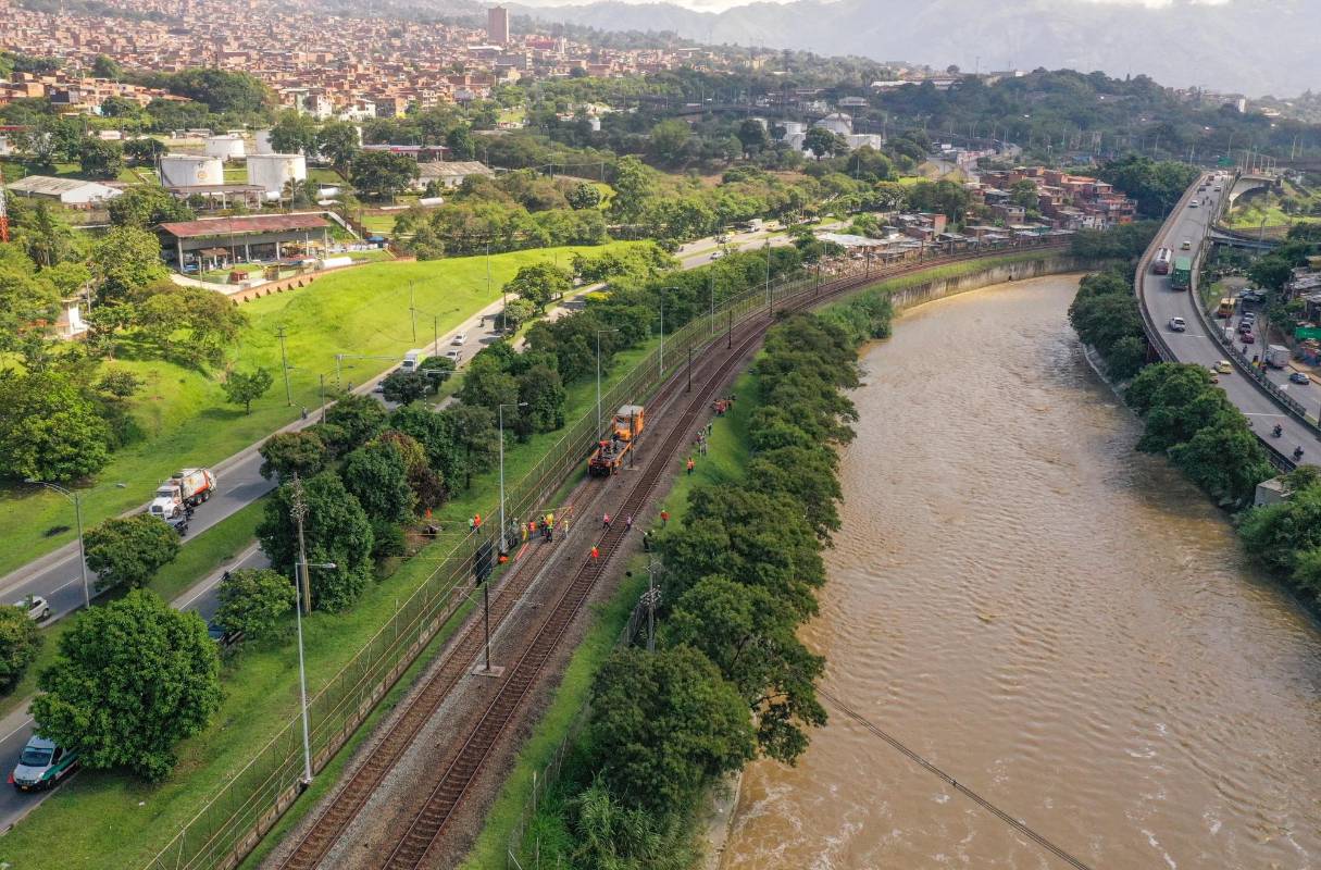 Elejalde, gerente del Metro, explicó que el colapso de esa cubierta no tiene relación con los mantenimientos rutinarios de la vía férrea o de la Avenida Regional. Foto: MANUEL SALDARRIAGA QUINTERO.