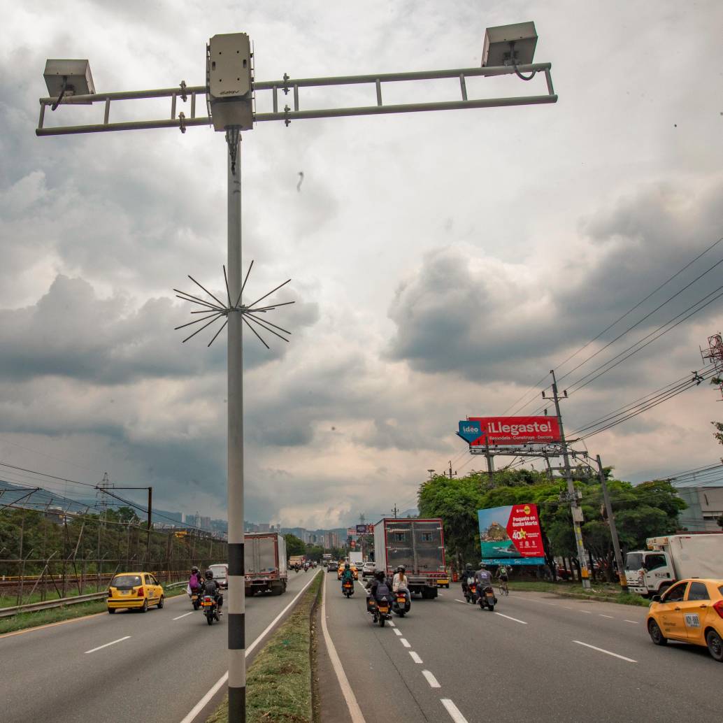 Estas dos cámaras, en el sector de Ideo, entre los puentes de La Aguacatala y El Pandequeso, es la que más sanciones ha registrado. En su mayoría son por pico y placa. FOTO: ESNEYDER GUTIÉRREZ CARDONA