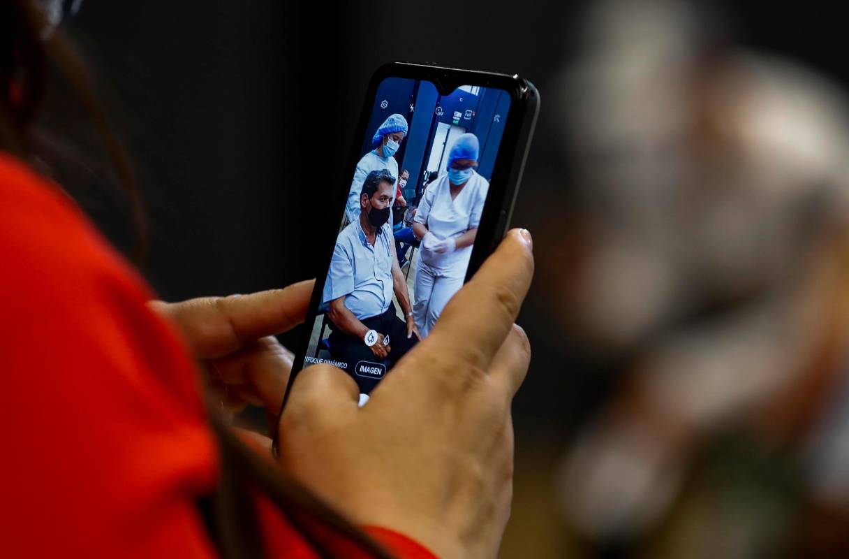 No solo basta para muchos usuarios que le apliquen la vacuna, también la foto o el vídeo es la prueba reina. Foto: Manuel Saldarriaga Quintero.
