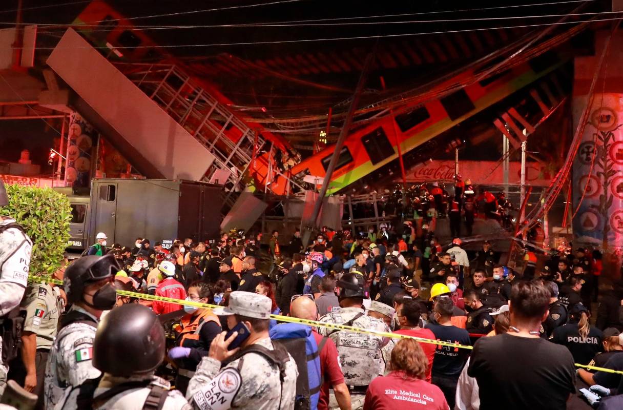 El vagón que se desplazaba entre las estaciones de Olivos y Tezonco cayó luego de que una de la viga que sostenía un puente cediera. Foto EFE