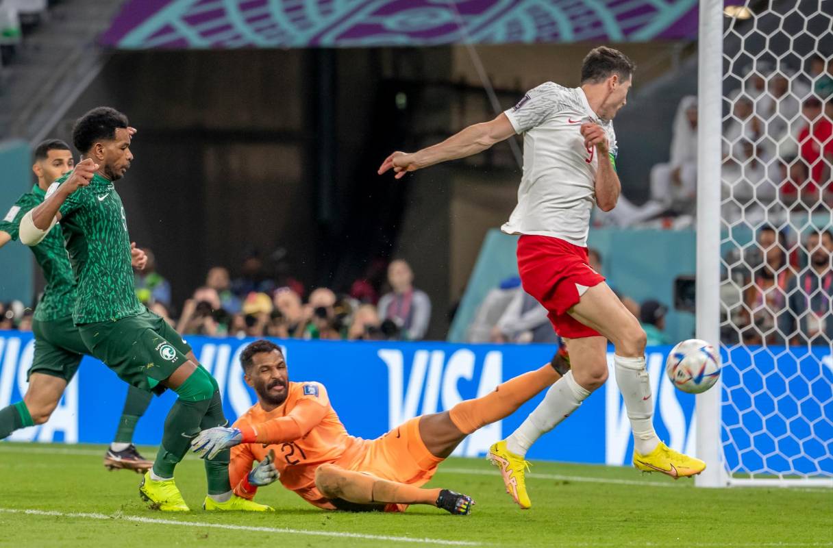 El polaco de 34 años ha conseguido 608 goles en lo que va de su carrera como futbolista profesional. Ha jugado en los mejores equipos del mundo: Borrusia Dortmund, Bayern Münich y FC Barcelona. FOTO Juan Antonio Sánchez