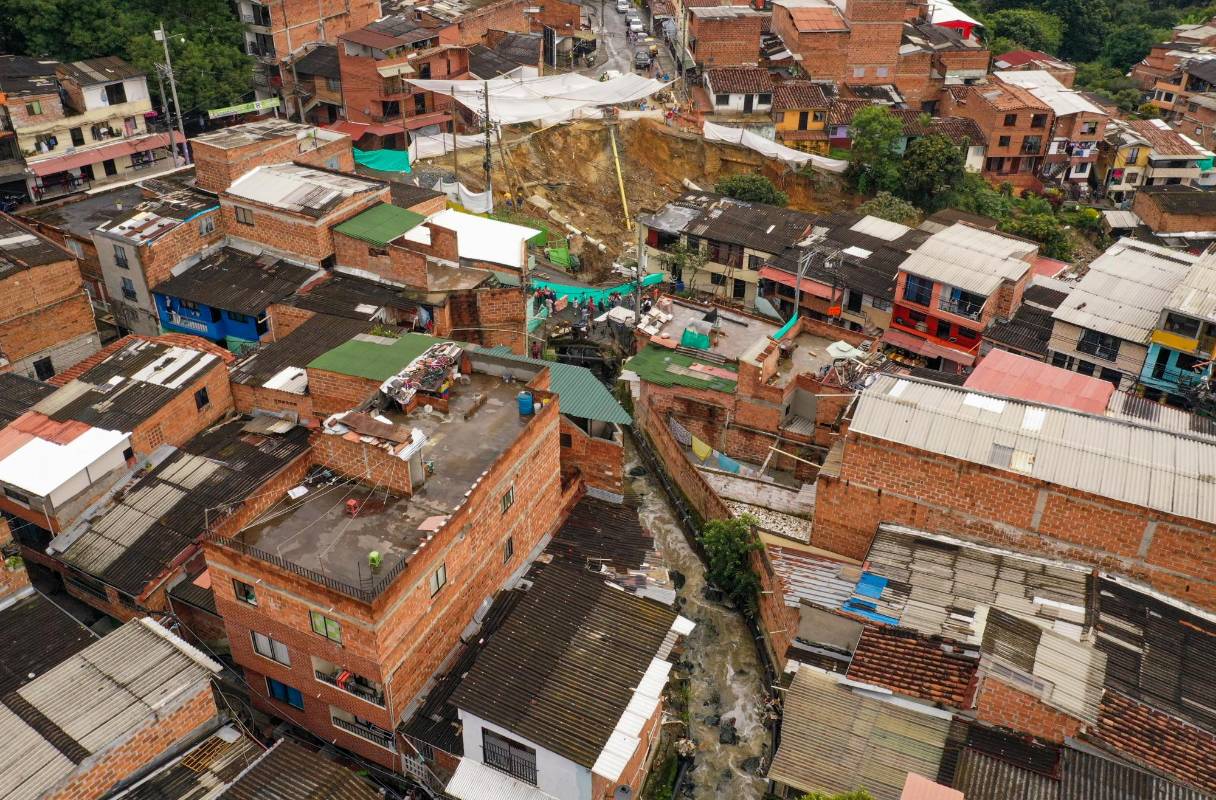 El problema se originó por las constantes crecientes de la quebrada La Madera que se está llevando de forma progresiva parte de la banca en la calle 21 con carrera 62 de Bello. Foto: MANUEL SALDARRIAGA QUINTERO.