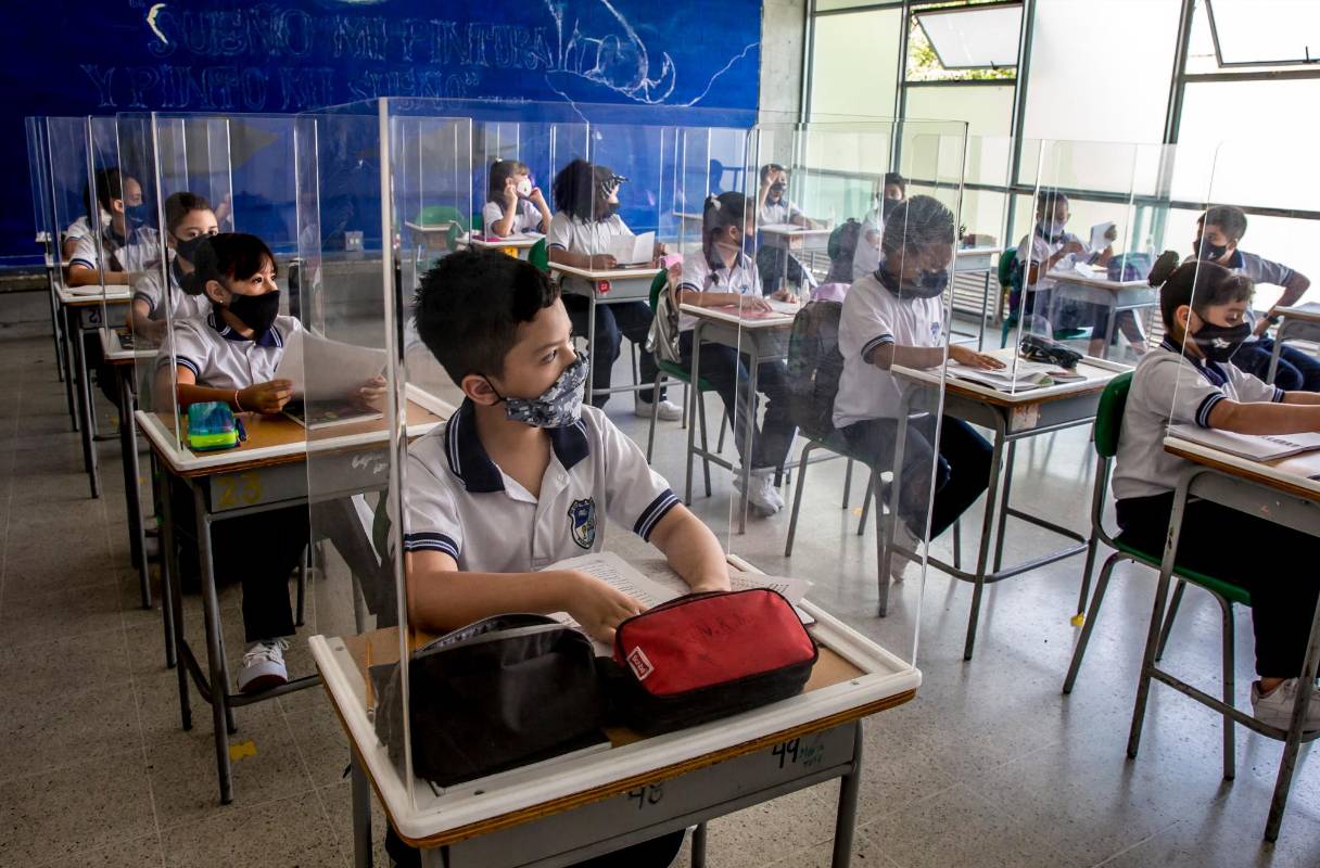Los cubículos son una alternativa que tienen los colegios para incrementar las medidas de bioseguridad. Foto Juan Antonio Sánchez Ocampo