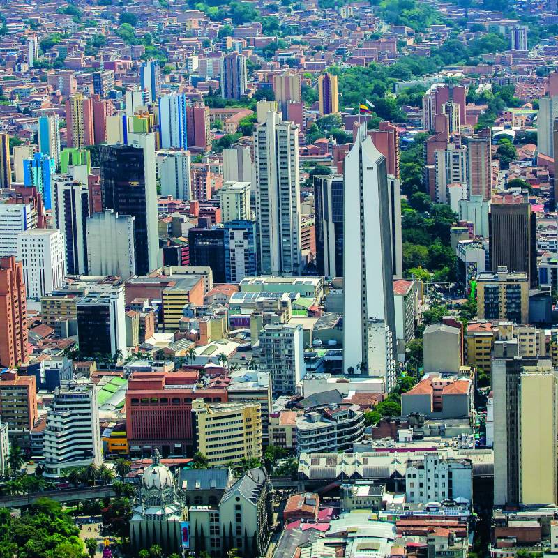 Actualmente se adelantan las audiencias públicas de revisión a mediano plazo del POT en las comunas de Medellín. Imagen de referencia de la capital antioqueña. FOTO Camilo Suárez. 