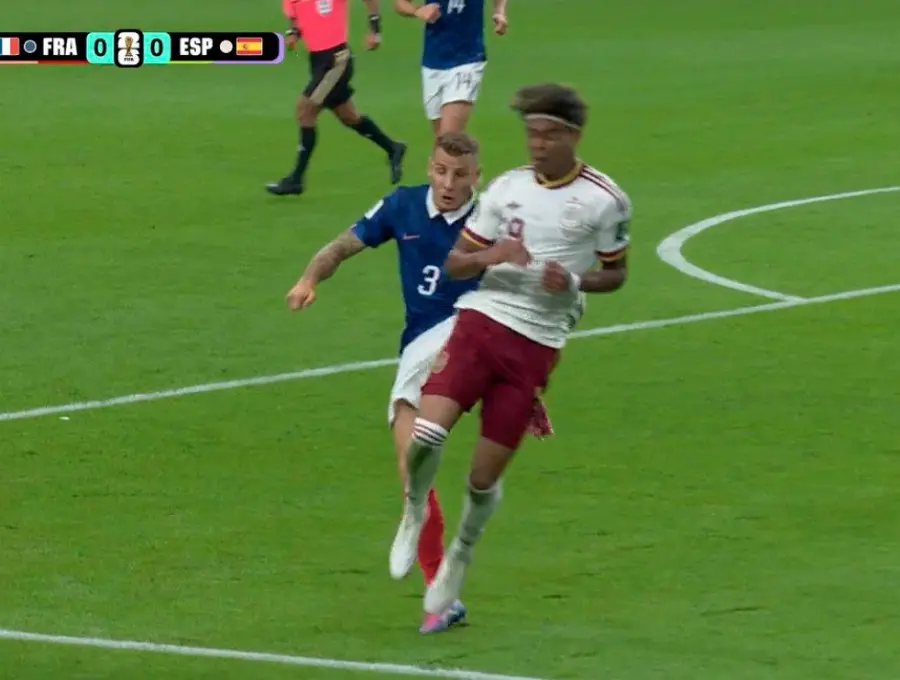El futbolista francés Lucas Dignie le dio una pequeña “patada” al español Lamine Yamal en una de las priumeras jugadas del encuentro. Foto: Captura de pantalla