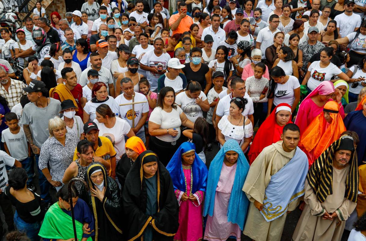 El buen clima acompaño los feligreses durante el largo recorrido del Viacrucis. Foto: Manuel Saldarriaga Quintero.
