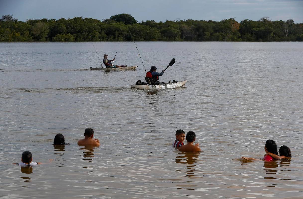 El disfrute en el agua es compartido entre bañista y los que van en canoas a realizar pesca deportiva: Foto: Manuel Saldarriaga Quintero.