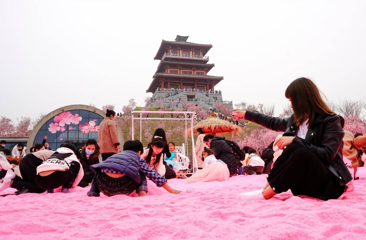 Familias enteras salen a disfrutar de las playas rosadas, después de un largo encierro por la pandemia, en el lago Qiandao en Hangzhou . FOTO : GETTY 