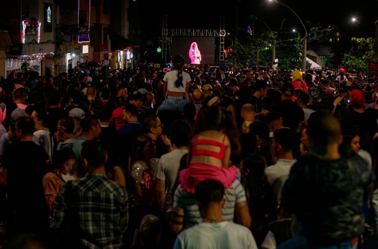 Los contratiempos, por temas de movilidad, fueron para los vecinos del sector de Alcalá en Envigado, que al final se sumaron a la fiestas. FOTO Manuel Saldarriaga
