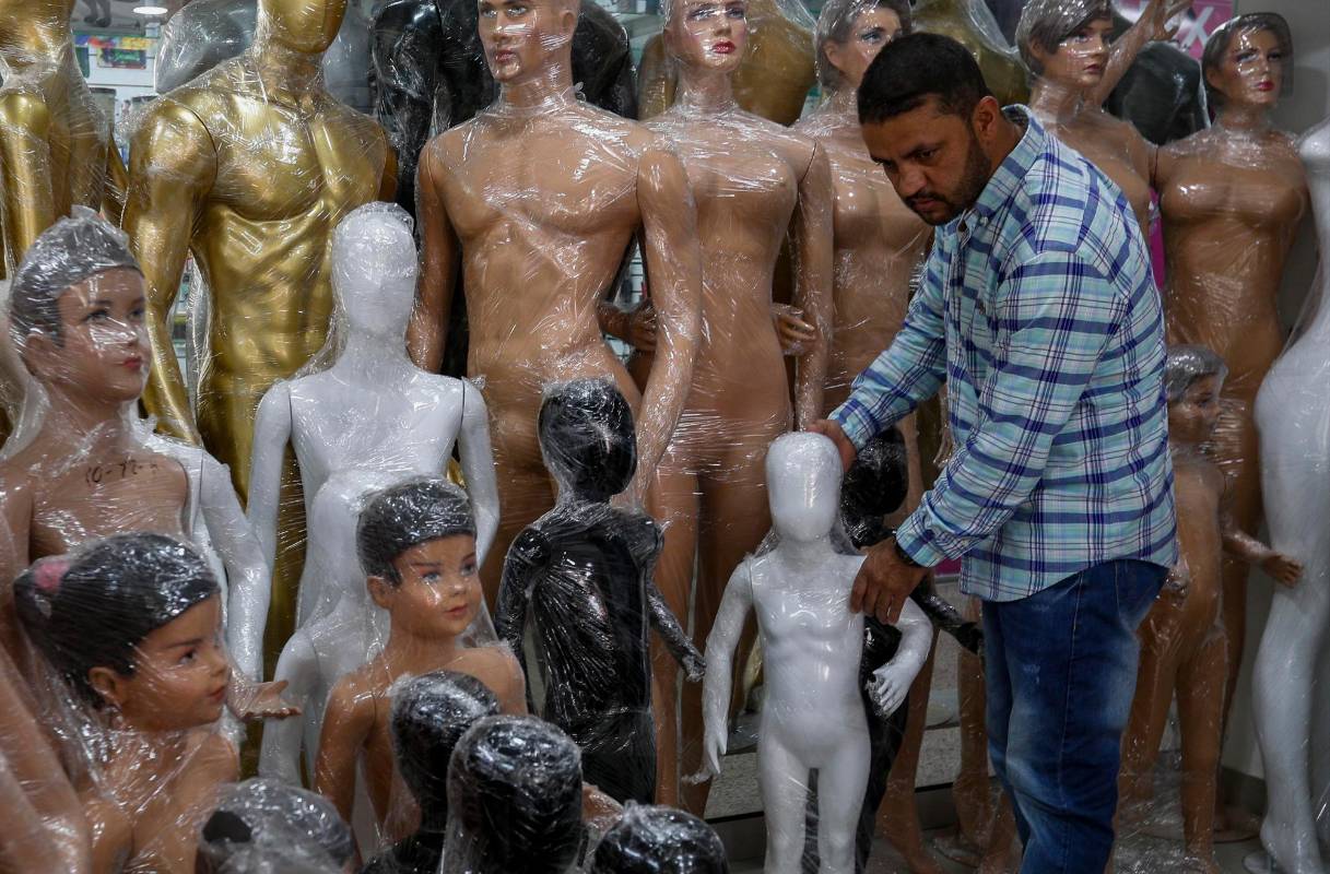 Don Gabriel se dedica ala venta de los maniquíes en el centro comercial Metro plaza en el local 221 MG . Foto: Manuel Saldarriaga Quintero.