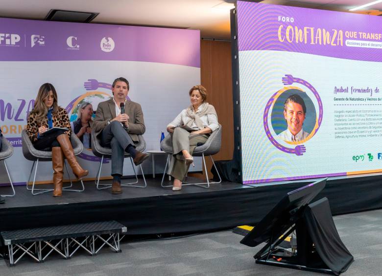 Panel “Transformar las relaciones, desafíos y alternativas para el desarrollo regional”. Fotos: cortesía. 