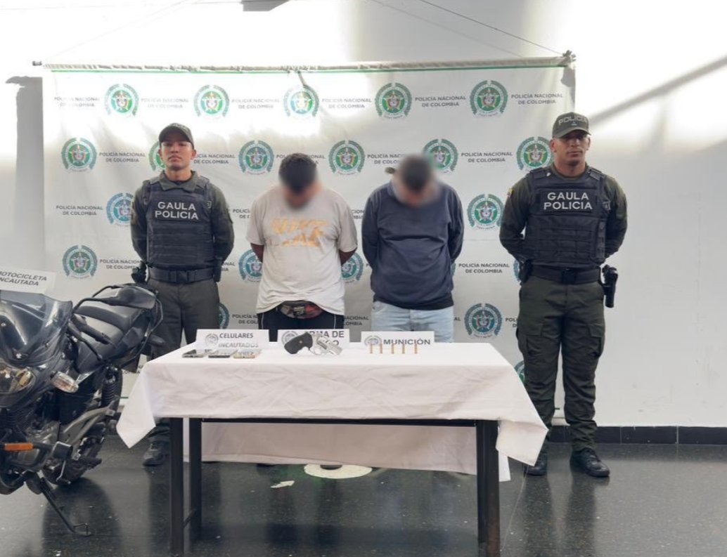 La policía capturó a los presuntos extorsionadores e incautaron tres celulares, un arma de fuego y munición. Foto: cortesía Policía.