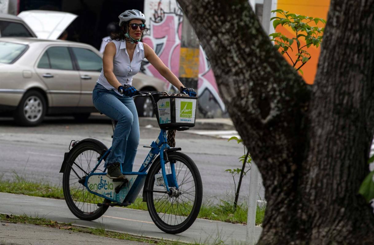 Para muchas mujeres el transporte público es un martirio por los empujones, agresiones físicas y hasta sexuales. Por eso prefieren transportarse en bicicleta. Foto: Manuel Saldarriaga Quintero
