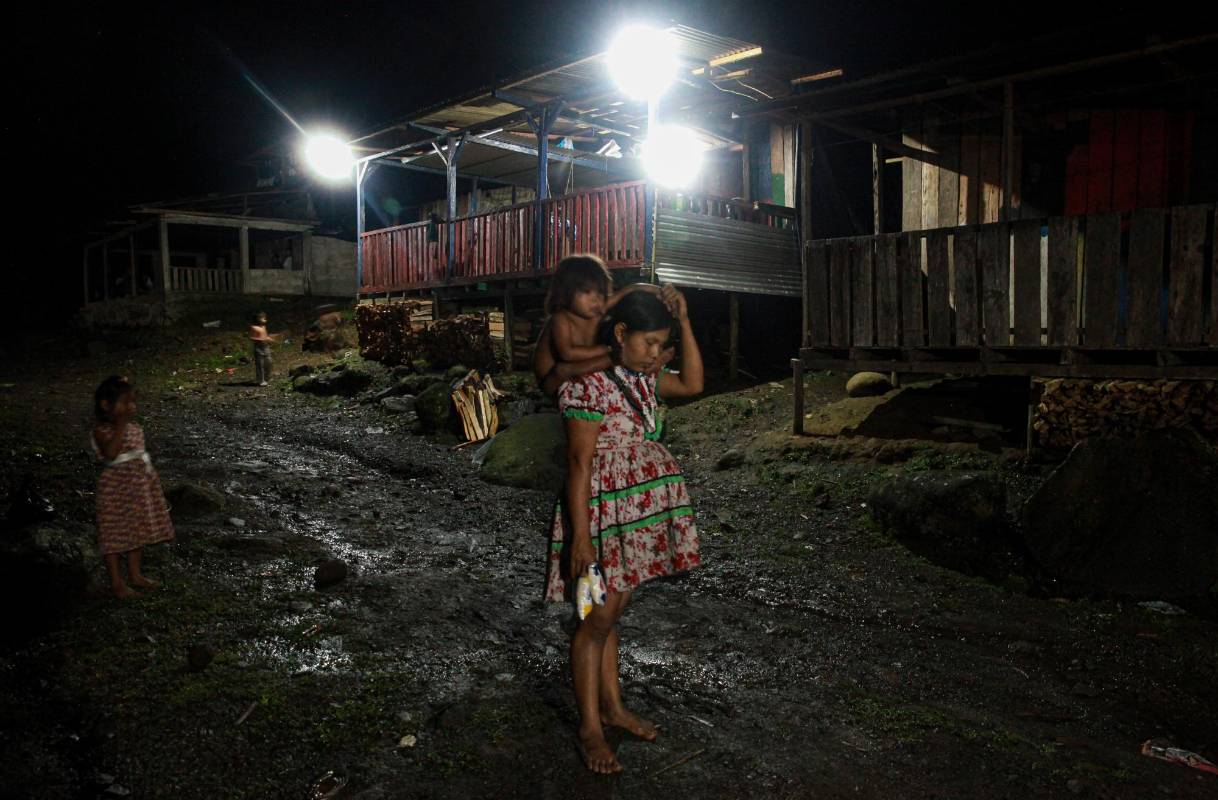La noche transcurre con tranquilidad para los indígenas en el resguardo Aguasal en Chocó. Foto: MANUEL SALDARRIAGA QUINTERO.
