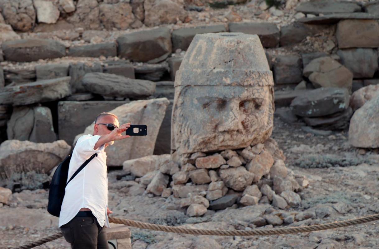  Turistas de todos los rincones del mundo visitan la tumba-santuario en la cima del monte Nemrut en la provincia de Adiyaman, Turquía. Fotos Getty
