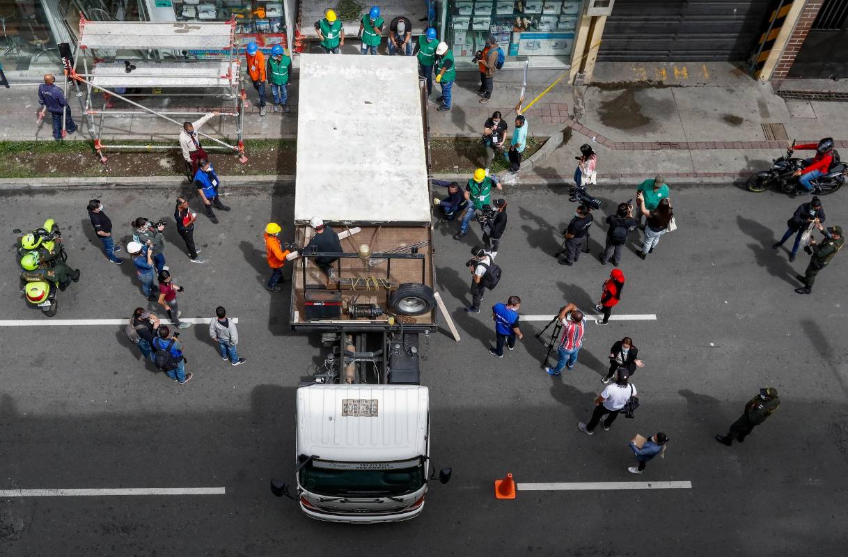 De forma cautelosa se dio inicio al traslado de una parte de la obra por las calles del centro de Medellín hasta llegar al Museo de Antioquia. Foto: Manuel Saldarriaga Quintero.