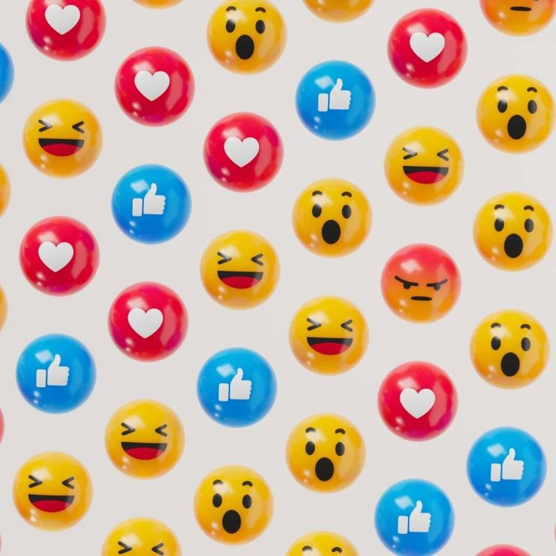 El uso de iconos visuales en plataformas digitales permite a los usuarios enfatizar mensajes y estructurar la información de manera más ágil que el texto plano. FOTO cortesía Buzzmonitor