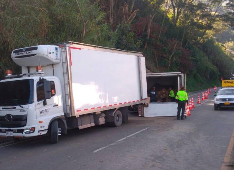 El furgón se chocó a la altura del kilómetro 04 + 480 de la autopista Medellín - Bogotá. FOTO: CORTESÍA DEVIMED