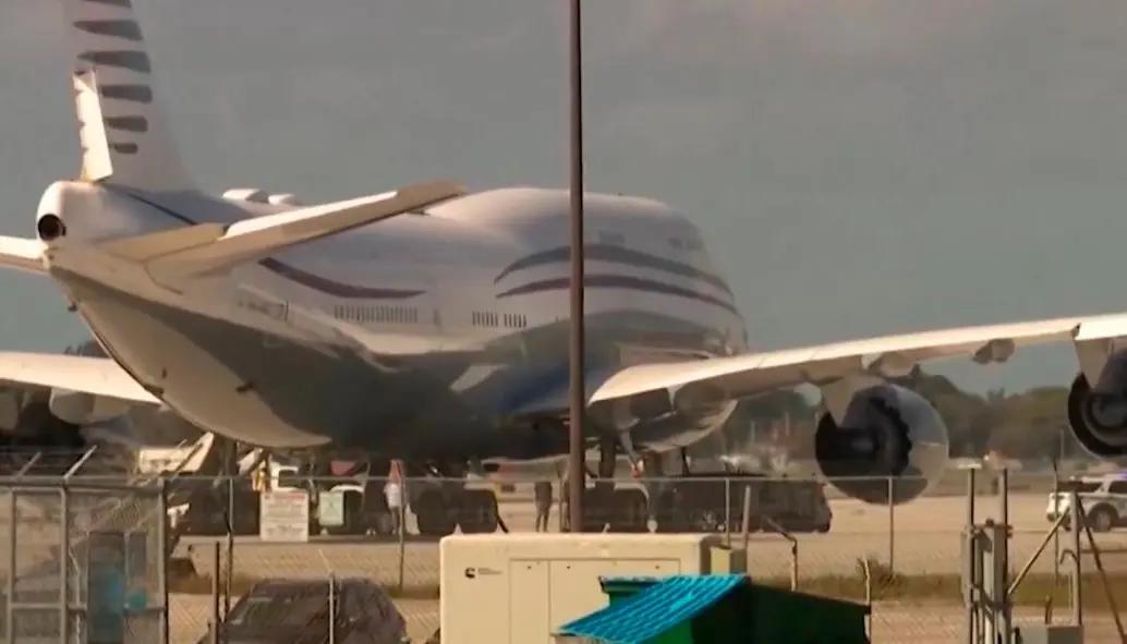 Esta es la aeronave ofrecida por Catar, la cual ya está estacionada en un aeropuerto de Florida, Estados Unidos. IMAGEN TOMADA DE VIDEO.