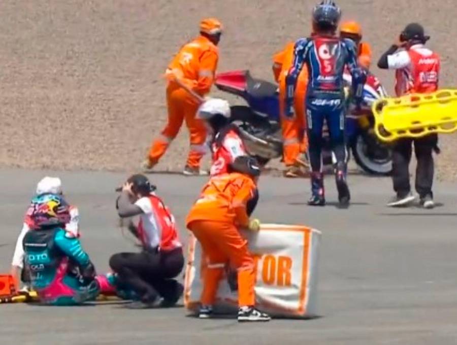 Este es el momento en el que el piloto colombiano David Alonso es atendido por el personal paramédico del Premio de Indonesia, tras la caída que sufrió en el arranque de la carrera. FOTO PANTALLAZO 