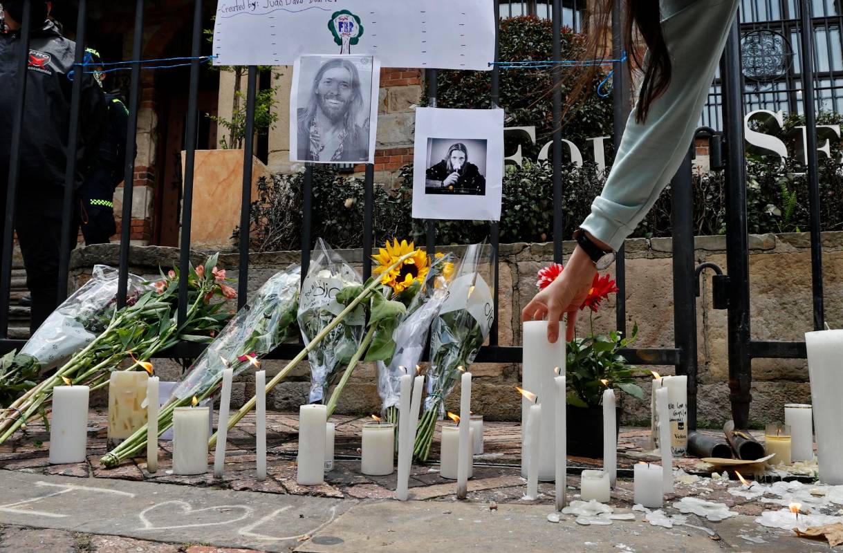 Con velas y ramo de flores sus fanáticos le rinden homenaje y despiden al artista. Foto EFE