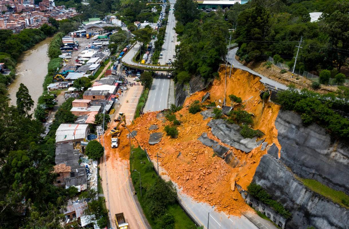 Calzada que conduce a la costa atlántica a la altura de Copacabana. Un derrumbe de 10.000 metros cúbicos afectó ambas calzadas desde las 12:40 a.m. Foto : Manuel Saldarriaga 