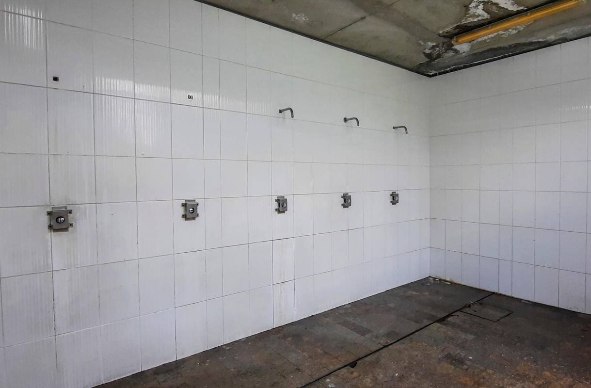 En temas de infraestructura, la mayor queja se centra en los baños de mujeres, donde hay ventanales que solo los cubren algunos plásticos y que tienen duchas malas. Foto: Carlos Velásquez