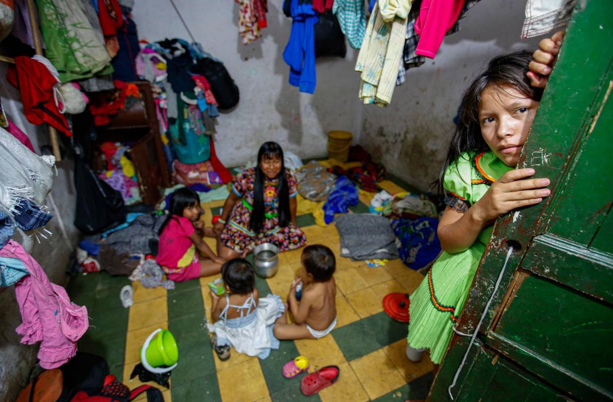 Los cuartos de los inquilinatos son por lo regular pequeños espacios donde se albergan una gran cantidad de indígenas. Foto: MANUEL SALDARRIAGA QUINTERO.