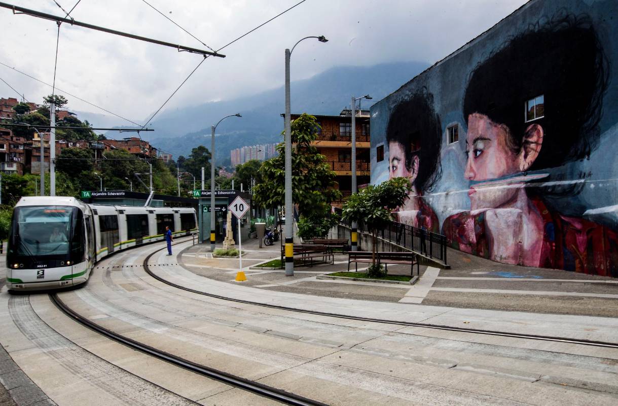 Caminar el viaducto del tranvía de Ayacucho para emocionarse con los murales. FOTO: Manuel Saldarriaga