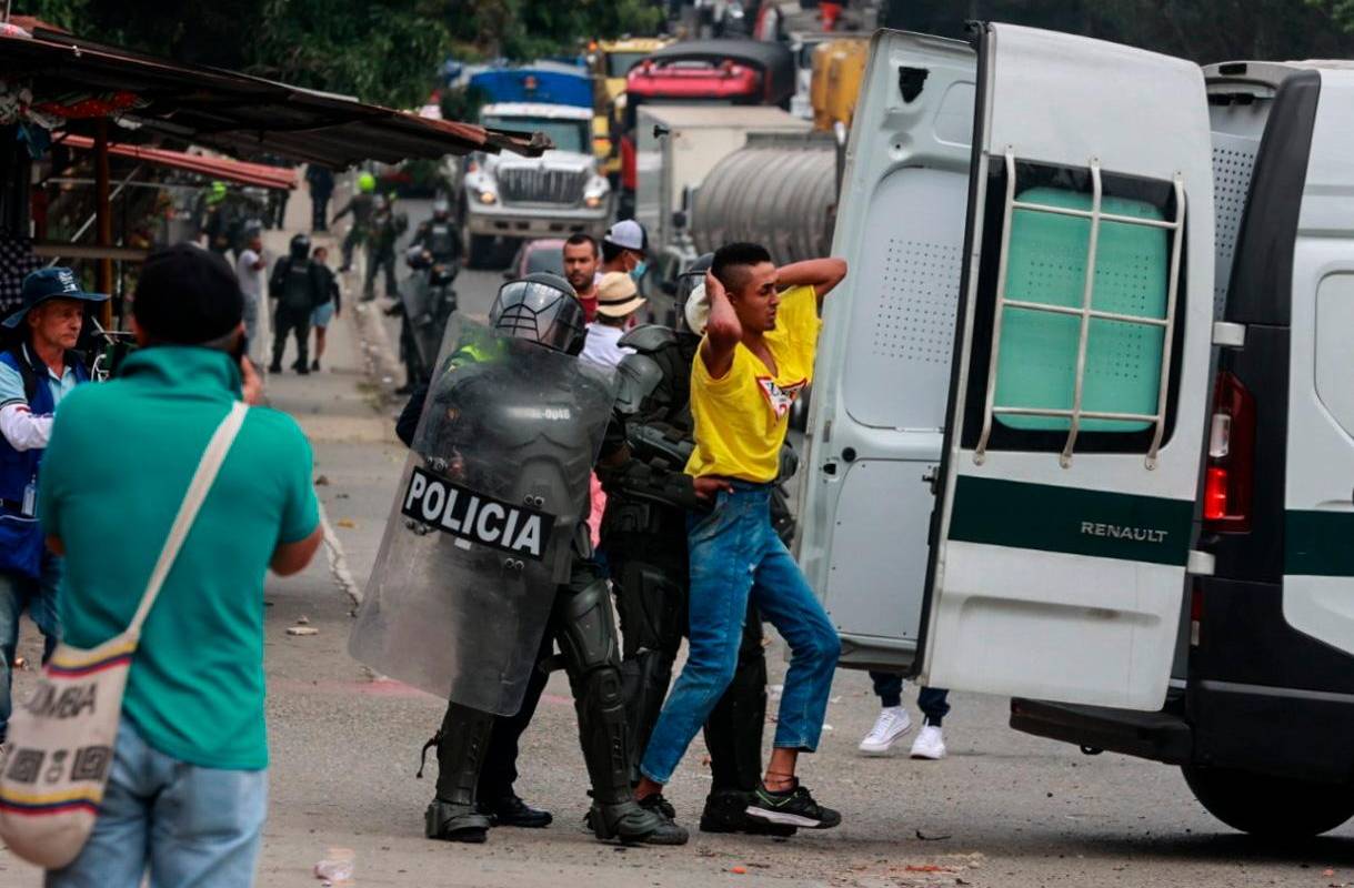 Algunos manifestantes fueron arrestados porque se negaron abrir la vía. Foto: Manuel Saldarriaga