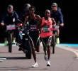 El atleta keniata Sabastian Sawe compite en los últimos kilómetros del Maratón de Londres con el etíope Yomif Kejelcha. Foto: Getty