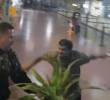 Momento en el que uno de los taxistas intenta agredir a su colega en la Terminal. FOTO: Cortesía Denuncias Antioquia