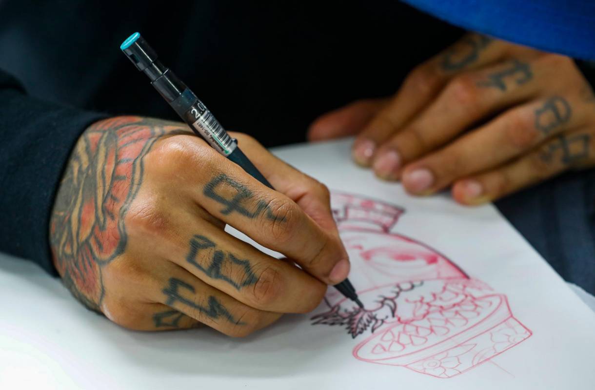 Para realizar los tatuares primero se elaboran diseños que luego son tallados con agujas y tintas en la piel. Foto: MANUEL SALDARRIAGA QUINTERO.