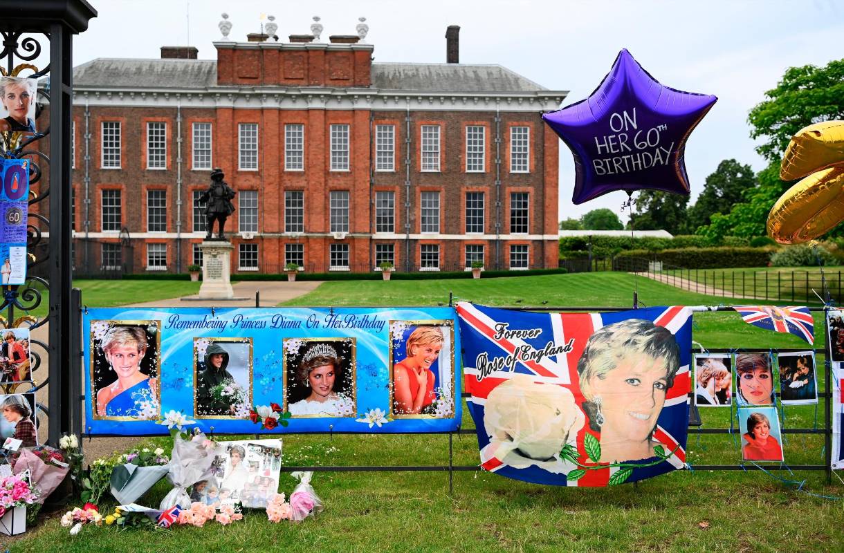 Homenajes a la Princesa Diana realizados por ciudadanos que recuerdan con cariño a la princesa. Foto: EFE