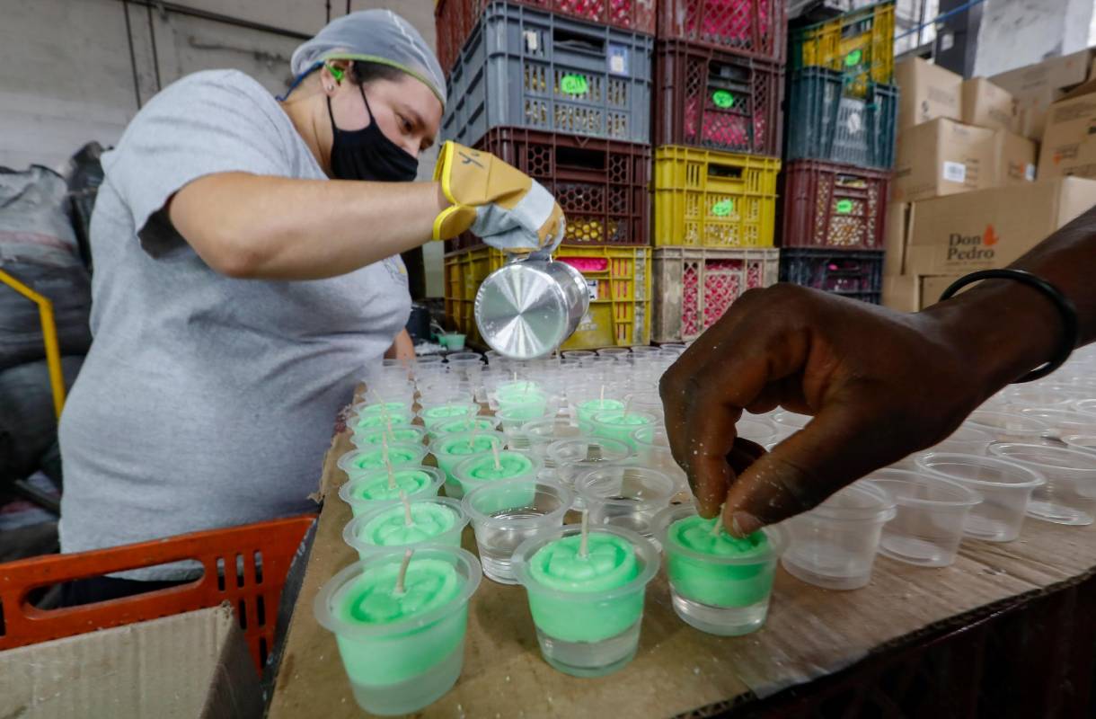 La recomendación es que si un hogar normalmente compraba dos o tres paquetes de velas para el 7 de diciembre, este año adquiera solo uno. Foto Manuel Saldarriaga