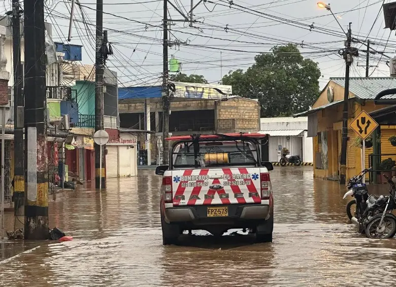 Una unidad de los bomberos recorre las inundadas calles de El Bagre. FOTO: imagen tomada de redes.