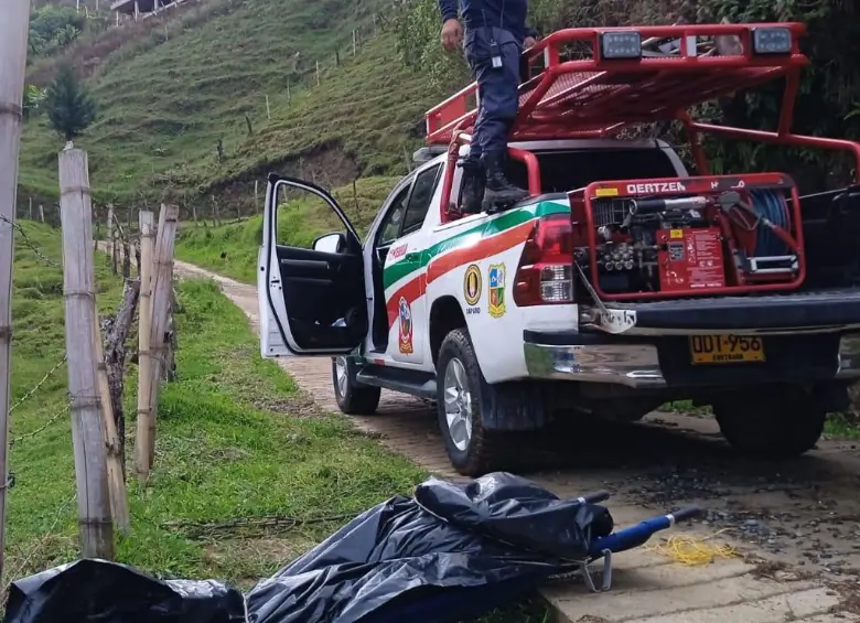 Rescate del cuerpo de la víctima por parte de los bomberos de Montebello. FOTO: Cortesía