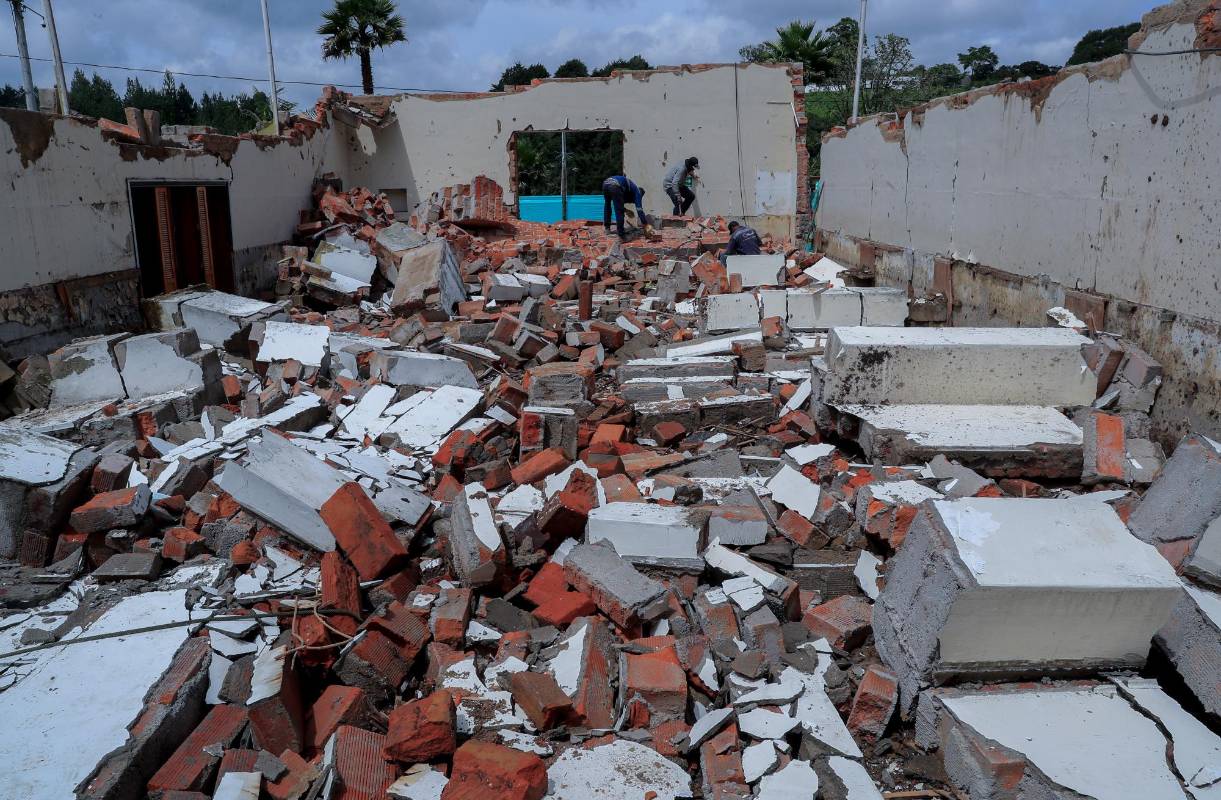 Se procedió a la demolición controlada, para evitar cualquier riesgo para la comunidad. FOTO JUAN ANTONIO SÁNCHEZ OCAMPO