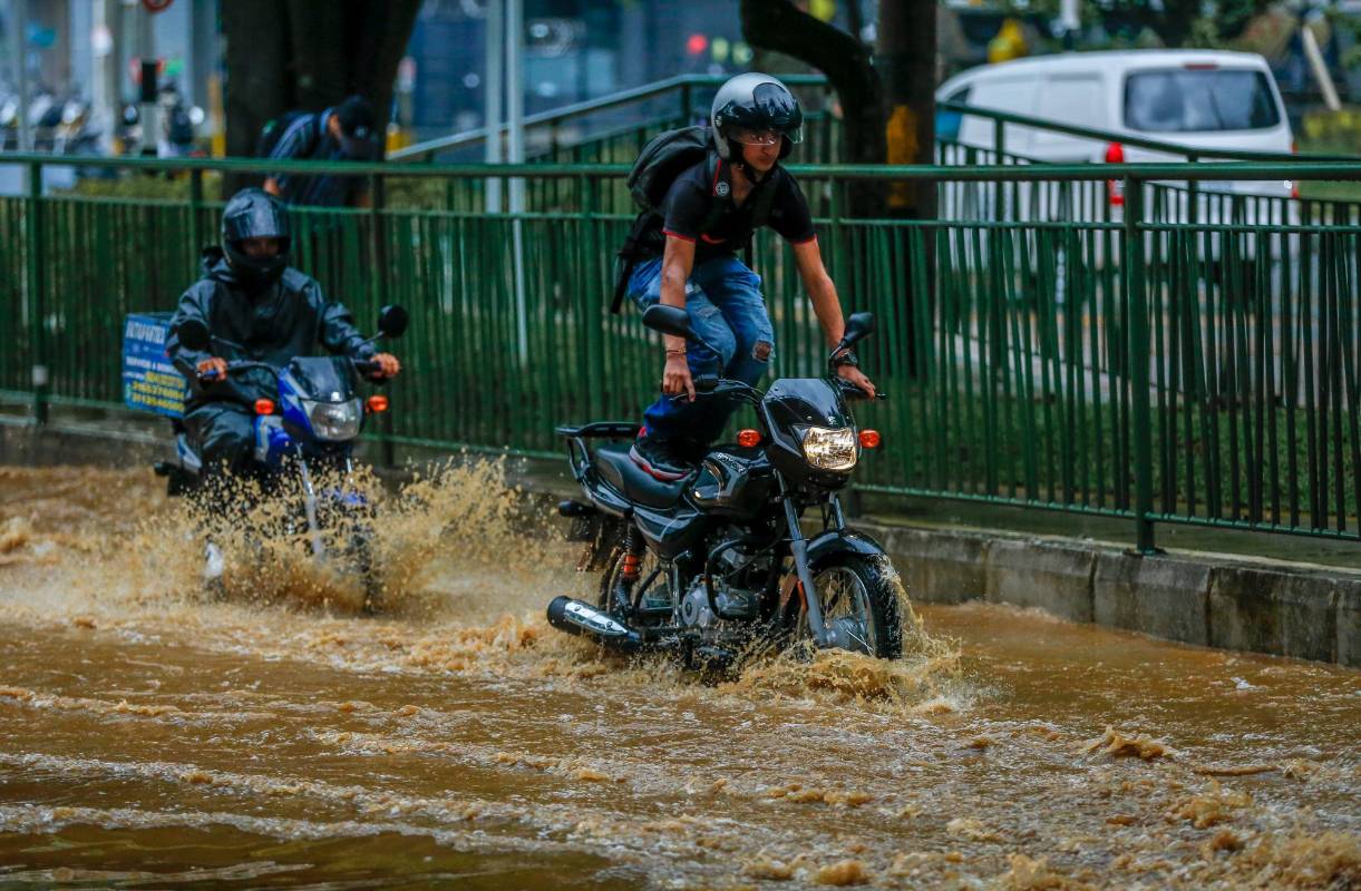 Las lluvias inundaron varias vías del Valle de Aburrá afectando la movilidad. Foto: Camilo Suárez