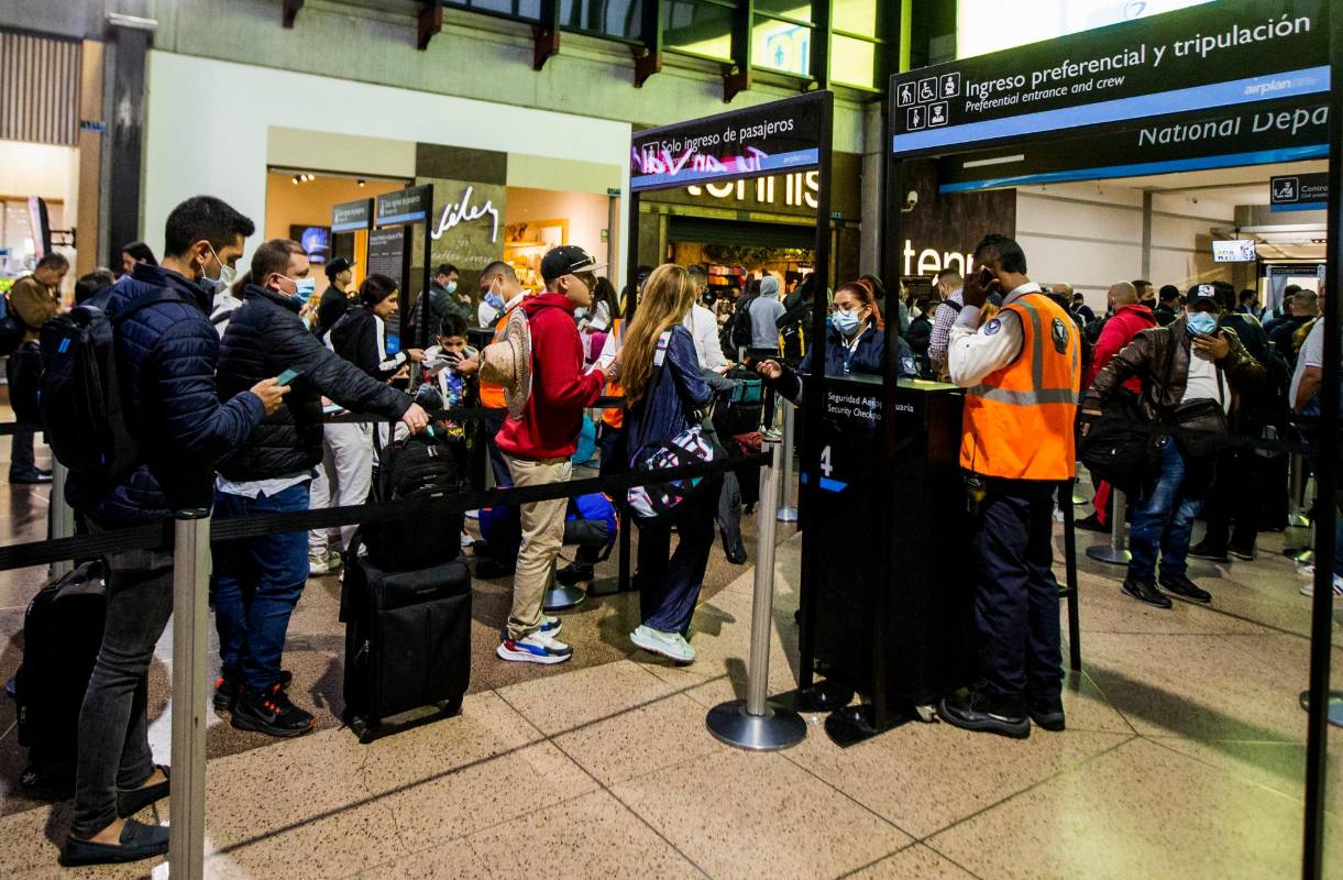 En la primera semana de este mes, entre las 6:00 p.m. y 9:00 p.m., dice Migración que llegaron 1.200 pasajeros a una zona que solo soporta 350. Foto: Julio Herrera