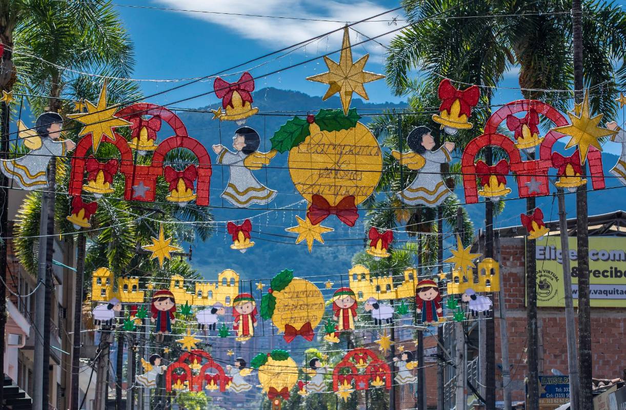 Una grata sorpresa causa entre los peatones y conductores que transitan por el parque de Envigado al encontrar listo los adornos navideños. Foto: Julio César Herrera