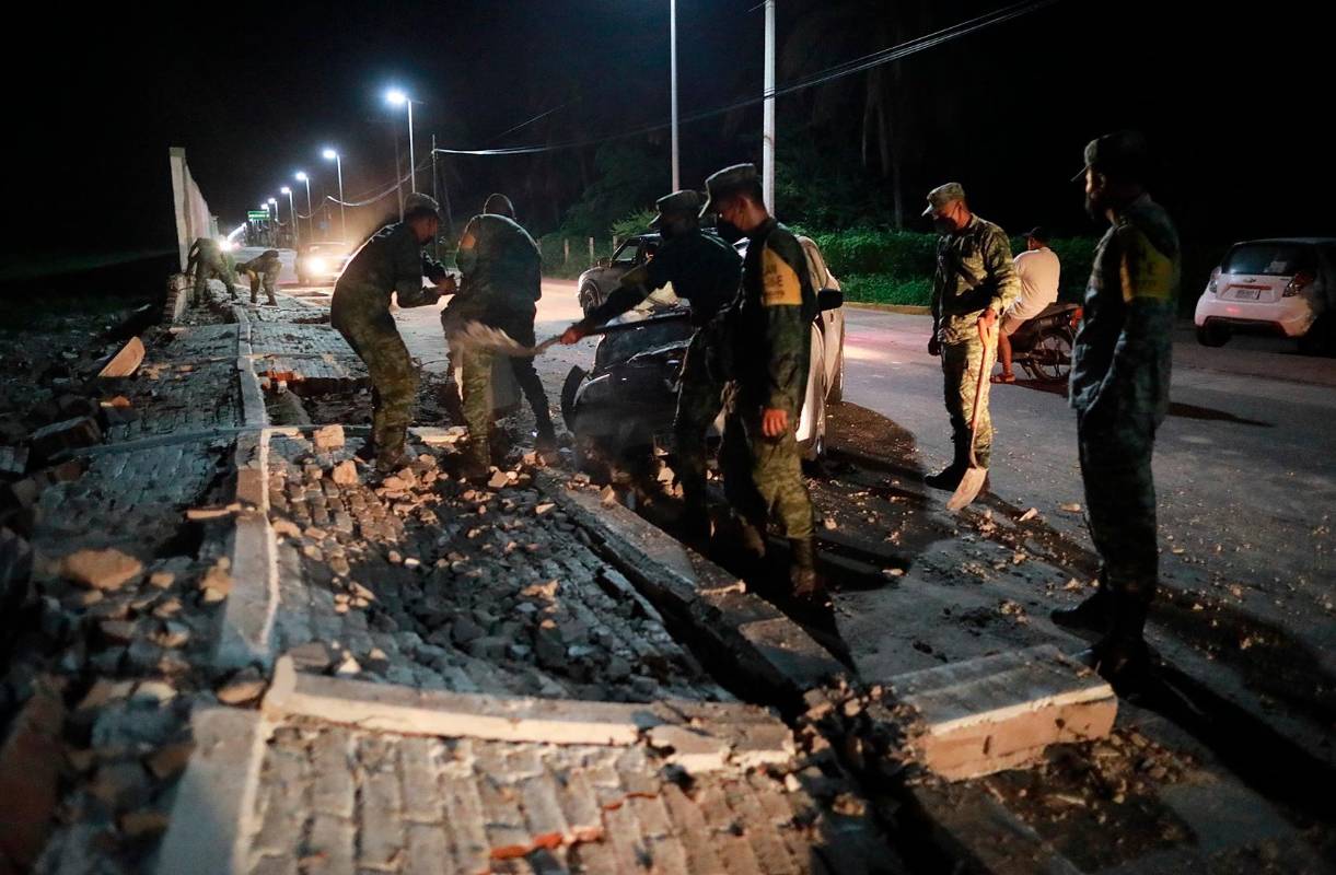 En cuanto a daños materiales, el presidente de México, Andrés Manuel López Obrador, dijo en un mensaje que solo se reportaron “piedras caídas de bardas, lo mismo en Morelos (centro), no hay daños en Oaxaca (sur), no hay daños en Puebla (centro)”, así como tampoco en Ciudad de México. FOTO EFE