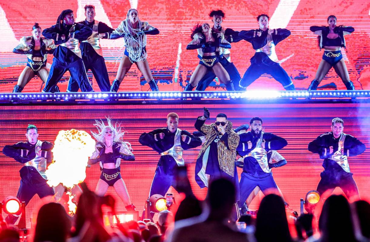 El escenario, de dos niveles, permitió ver a todo el equipo de bailarines que acompañan a Yankee en esta gira de despedida. FOTO Jaime Pérez.