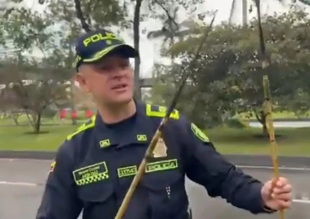 Policías auxiliaron a un compañero herido durante los disturbios registrados este viernes cerca de la Embajada de Estados Unidos, en Bogotá. FOTO: REDES SOCIALES.